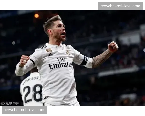 特写：维尼修斯突破造点后指向耳畔，回应伯纳乌客场球迷嘘声。