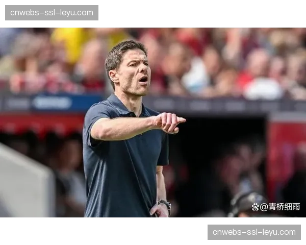 特写镜头：勒沃库森主帅阿隆索场边焦急指示球员阵型前压