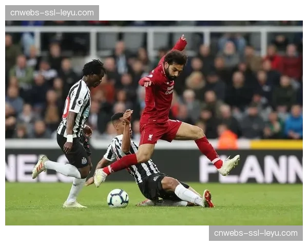 英超争冠白热化：曼城迎战热刺，利物浦对阵维拉前瞻